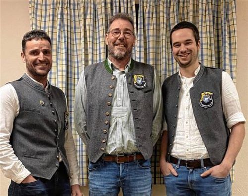 Die Vorstandschaft der „Spielvereinigung Pittenhart“: (von links) Vorsitzender Siegfried Obermaier, Manfred Altenweger und Zweiter Vorsitzender Josef Vodermaier. Foto Künzner-Hingerl