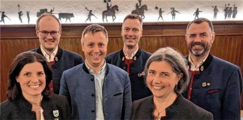 Die Vorstandschaft der Stadtmusik Traunstein wurde einstimmig in ihren Ämtern bestätigt. Als Schriftführerin fungiert weiterhin Janina Lödding, Zweiter Vorsitzender bleibt Paul Schillinger, als Wahlleiter fungierte Traunsteins Oberbürgermeister Dr. Christian Hümmer, Daniel Schmid ist weiterhin der musikalische Leiter, Barbara Kramer behält ihr Amt als Kassenwartin des Vereins und Bernhard Schultes führt den Verein weiterhin als Vorsitzender. Foto Hobmaier