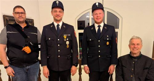 Die Wahl zur neuen Kommandantschaft erfolgte einstimmig im Gemeinderat: (von links) der ehemalige Zweite Kommandant Christian Schmid, sein Nachfolger Uwe Liebscher, der alte und neue Kommandant Kilian Hager und Bürgermeister Hajo Gruber.Foto Hoffmann