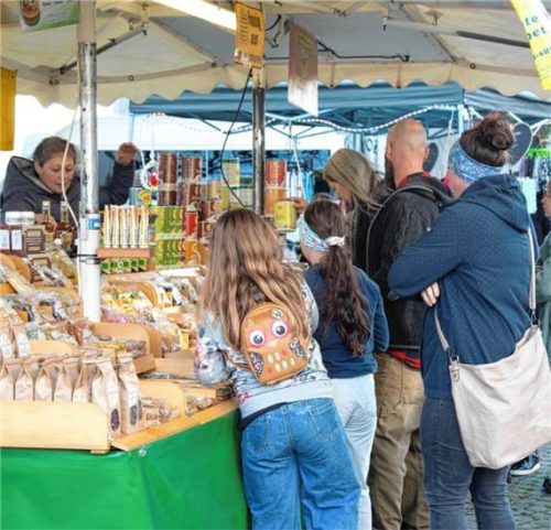 Die Warenmärkte in Prien können auf eine lange Tradition zurückblicken. Anfang März 2026 findet im Ortszentrum der Mittfastenmarkt statt. Foto Berger