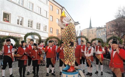 Die Wasserburger Schäffler mit Oberkasperl Witgar Neumaier in ihrer Mitte.Foto rothmaier