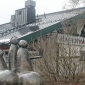 Desolate Straße und See-Chalet in der Kritik