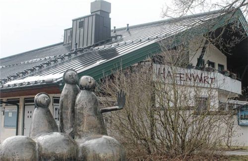 Die Wetterkapriolen und unvorhergesehene technische Mängel verzögerten die Installierung des „Hafenwirt“-Daches im Sommer letzten Jahres. Das bisherige Schindeldach wurde durch ein innovatives Aluminiumdach mit PV-Anlage ersetzt. Fotos  Rasch