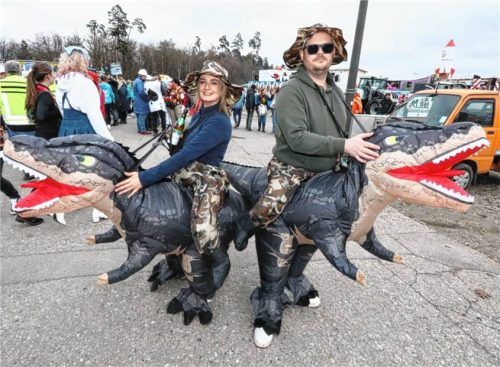 Dieses bissige Pärchen mischte sich beim Faschingsumzug unter das Feiervolk.