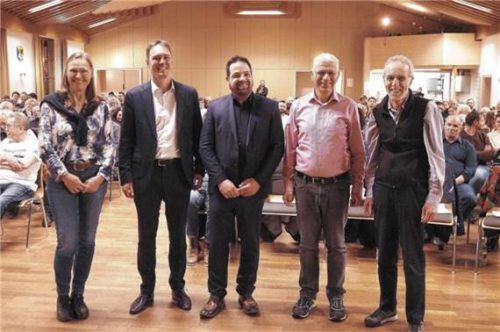 Diskussionsrunde im Bürgersaal mit den Kandidaten (von links): Christine Sax (Grüne), Stefan Högenauer (CSU), Florian Haas (PWG, Bürgermeisterkandidat von PWG, FWG, Grünen und CSU), Hermann Jäger (PWG) und Egon Barlag (FWG). Foto Weithofer