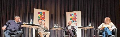 Diskutierten über Waldkraiburgs Zukunft: die Bürgermeisterkandidaten Emil Kirchmeier (CSU), Christoph Arz (Grüne) und Robert Pötzsch (UWG) mit Moderatorin Kristin Martl-Hassan.Foto  Lohmann