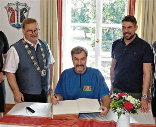 Dr. Markus Söder mit Bürgermeister Gerhard Wirnshofer beim Eintragen ins Goldene Buch.