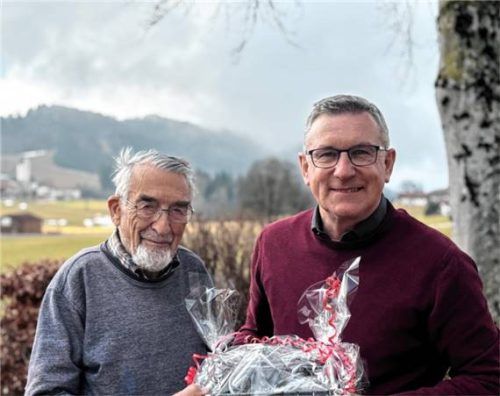 Dr. Michael Sommer aus Hundham (links) feierte seinen 90. Geburtstag. Bürgermeister Georg Huber (rechts) gratulierte im Namen der Gemeinde Samerberg.Foto re