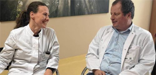 Dr. Ulrike Kolar-Michaelis, Fachärztin für Innere Medizin, Hämatologie und Onkologie, und Dr. Gerhard Puchtler, Oberarzt und Departmentleiter des Onkologischen Zentrums am Romed-Klinikum Rosenheim. Foto Patricia Huber