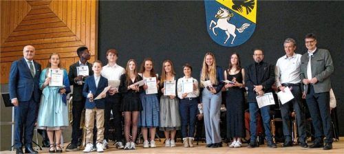 Ehrende und Geehrte für besondere Leistungen: (von links) Bürgermeister Thomas Stark, Antonia Wierer, Kemberto Gilnhammer, Milo Mayer, Stefan Kühnstetter, Christine Sofie Heidinger, Luna Unverdorben, Sophia Zenz, Michaela Hirt, Marcella Reiter, Jule Frötschl, Robert Gilnhammer, Josef Herbst und Landrat Max Heimerl.