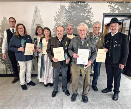 Ehrende und Geehrte: (von links) Vorsitzender Andreas Haas, Kathi Klinger, Resi Furtner, Monika Bauer-Seeleitner, Sepp Eutermoser, Paul Eisgruber, Alexander Haas, Anton Fischer und Lorenz Bodmaier. Foto Privat