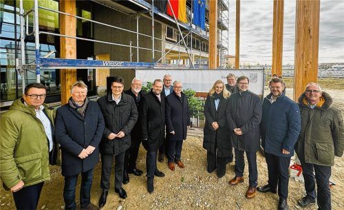 Ehrengäste beim Richtfest: Vertreter des Freistaates, der Regierung von Oberbayern, des Landkreises und der Stadt freuten sich gemeinsam über die großen Baufortschritte am neuen ALE Oberbayern. Fotos Kreibich