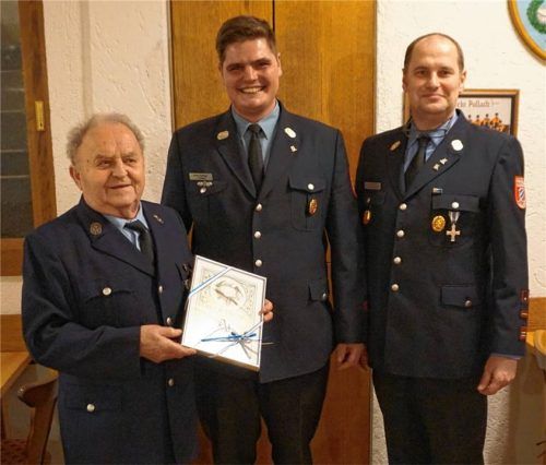 Ehrenvorsitzender Hans Zurl senior (links) wurde für 50 Jahre Mitgliedschaft geehrt. Vorsitzender Daniel Schillinger und Kommandant Ernst Langer gratulierten. Foto  Langer