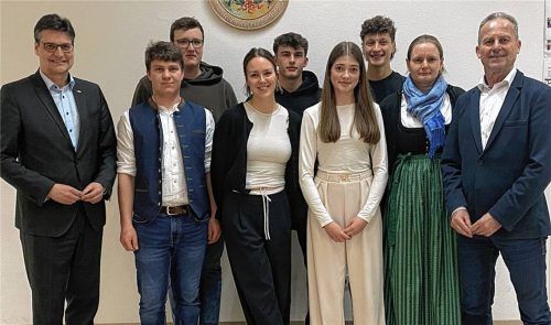 Ehrung der besten Absolventen aus der Gemeinde Reichertsheim: (von links) Landrat Maximilian Heimerl, Matthias Schwarzenbeck, Richard Huber, Lena Baumgartner, Johannes Mayer, Christina Bibinger, Dominik Huber, Christina Binsteiner und Bürgermeister Franz Stein (nicht auf dem Foto: Lea Grasser). Fotos fuchs