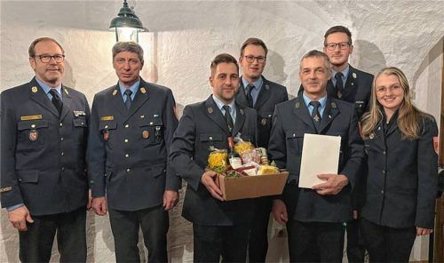Ehrung und Anerkennung bei der Jahresversammlung der Feuerwehr Fischbach in der „Alten Post“: (von links) Kreisbrandmeister Joachim Buchmann und Kreisbrandinspektor Martin Gruber gratulierten gemeinsam mit dem Vorsitzenden des Feuerwehrvereins, Josef Achrainer junior, dem stellvertretenden Kommandanten Marinus Stock, Kommandant Florian Mayer sowie der stellvertretenden Vorsitzenden Nina Ranesberger dem für 40 Jahre aktiven Feuerwehrdienst geehrten Josef Achrainer senior. Foto Feuerwehr