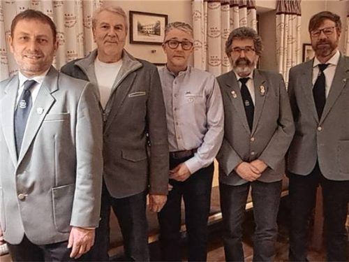 Ehrungen bei der KSK Pittenhart: (von links) Vorsitzender Reinhard Schreiner, Konrad Maier, Thomas Auer, Alois Eder und Zweiter Vorsitzender Georg Dumpler. Foto Künzner-Hingerl