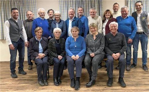 Ehrungen beim Sportverein: (stehend von links) Siegfried Obermaier, Martin Hainz, Josef Stürzer senior, Georg Dumpler senior, Sigrid Spiel, Klaus Pis, Johann Heider, Franz Bichler senior, Carmen Jutta Gardill, Max Eder, Peter Wolfsberger, Josef Vodermaier; (sitzend von links) Marianne Schartner, Ingrid Mittermaier, Roswitha Reithmeier, Erika Stöcklhuber und Simon Sensbach senior.Foto Künzner-Hingerl