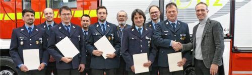 Ehrungen für langjährigen aktiven Feuerwehrdienst: (von links) Thorsten Klaszki, Dominik Franz (stellvertretender Kommandant), Christian Obermaier, Sebastian Sieghart (FW-Vorsitzender), Kommandant Josef Manstetter, Richard Fischer (stellvertretender Landrat), Anton Roß, Bernd Michel (KBI), Lorenz Schmidinger und Bürgermeister Robert Pötzsch.Foto Bachmaier