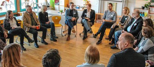 Eifrige Diskussion über den inklusiven Ganztag. Foto Stache