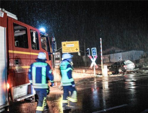 Ein 43-Jähriger geriet am vergangenen Samstagabend mit seinem BMW auf die Bahngleise am Übergang in Eitzing. Für die Bergung musste die Strecke gesperrt werden. Foto Reisner