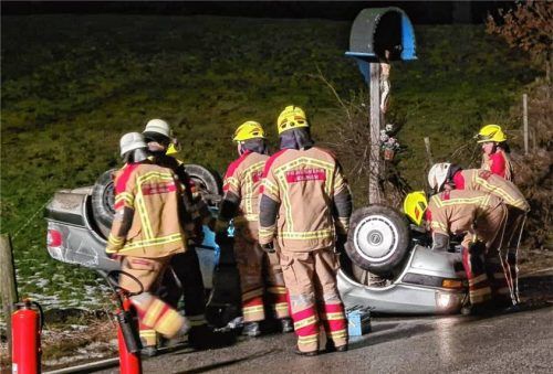 Ein Auto kam nach einem Überschlag auf dem Dach liegend bei Unterholzham kurz vor einem Wegkreuz zum Stehen, ein nicht gerade alltägliches Einsatzszenario. Foto Neuwirth