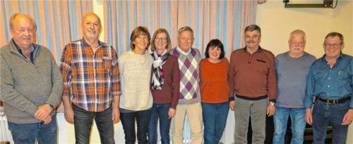 Ein „Gruppenbild mit drei Damen“ ergab das Siegerfoto: (von links) Philipp Rechenauer, Peter Widmann, Angie Wunderle, Dritte Bürgermeisterin Anna Wallner, Helmut Walter, Evi Samusch, Klaus Engl, Sepp Wetterstetter und Turnierleiter Anton Stahuber. Foto Baumann