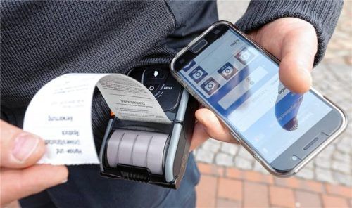 Ein kommunaler Ordnungsdienst könnte sich in Rosenheim bald unter anderem um die Falschparker kümmern. Eine erste Entscheidung ist jetzt im Stadtrat gefallen. Foto dpa