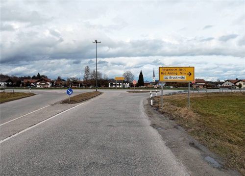 Ein Kreisverkehr soll den Kreuzungsbereich Staatsstraße 2078/Kirchdorfer Straße künftig sicherer machen. Foto Weinzierl