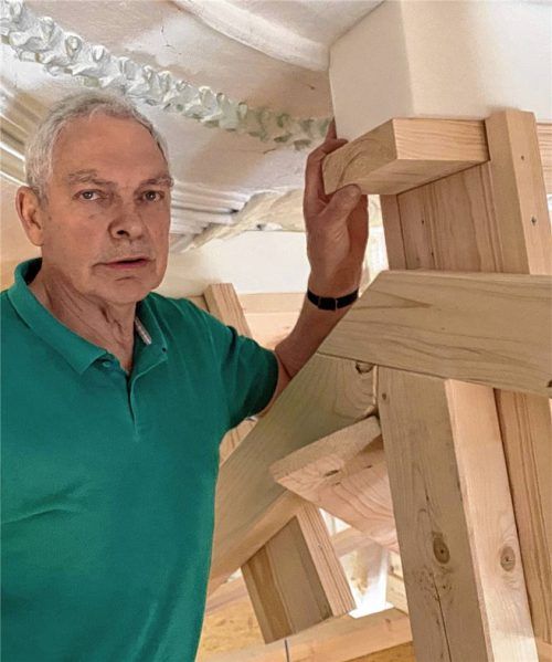 Ein massives Stützgerüst aus Holz befindet sich derzeit im Kirchenschiff. KirchenpflegerJohann Stahuber klettert immer wieder mal auf die Empore des Gotteshauses, um die Funktion der Holzkonstruktion zu inspizieren. Foto Kotter