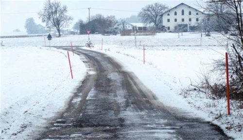 Ein Paradebeispiel einer maroden Asphaltstraße ist die Strecke von Kirchstätt (im Hintergrund) nach Holzhausen auf Kienberger Gebiet. Foto unterforsthuber