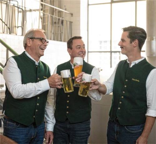 Ein Prost auf die Handwerkskunst: Auerbräu-Geschäftsführer Dirk Steinebach, Braumeister Sepp Kronast und Michael Hinterseer (von links). Foto Andreas Jakob/re