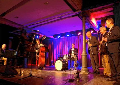 Ein Sextett, das begeistert: (von links) Simon Holliday, Sebastien Girardot, Bernard Flegar, Engelbert Wrobel, John Service und Colin Dawson.Foto Rath