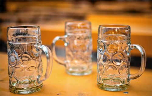 Ein verändertes Konsumverhalten und das Wirtshaussterben sind auch für die heimischen Brauereien eine Herausforderung. Der Bierausschank auf Volks- und Vereinsfesten kann die Verluste zum Teil wieder ausgleichen. Foto dpa