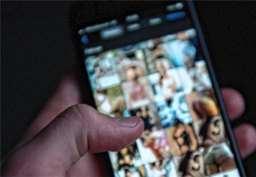 Ein zweifacher Familienvater aus Mühldorf hat mit minderjährigen Mädchen gechattet und zu sexuellen Handlungen aufgefordert. Foto dpa