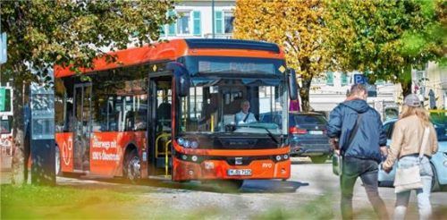 Eine 38-Jährige wurde im Bus übersehen: Passanten befreiten sie mittels Notverriegelung. Foto dpa