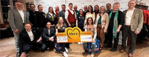 Eine großzügige Spende floss in die Region und wurde Institutionen und Vereinen übergeben: Vorstandsvorsitzender Robert Pyrkosch, Andreas Aigner, Marktbereichsleiter für Schwindegg, Obertaufkirchen und Buchbach, Hubert Löffelmann, Bankstellenleiter von Buchbach (links), Markus Aigner, Vorstand der VR-Bank, und Mathilde Edhofer, Regionalverantwortliche für Obertaufkirchen. Mit den Vertretern der Vereine freute sich auch Schwindeggs Bürgermeister Roland Kamhuber (Bildmitte). Foto Sutherland