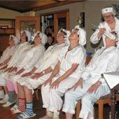 Frauen feiern ausgelassen Fasching