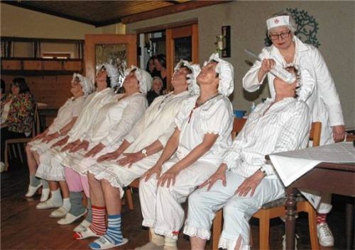 Eine Gruppe aus Buchbach bei ihrem Sketch „Einsparungen im Altersheim“. Foto Einwang