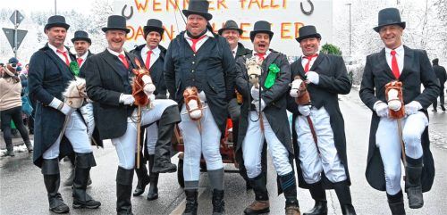 Eine Hobby-Horsing-Herrenreitsportgruppe zeigte ihr Können ...