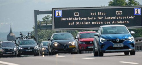 Eine Informationstafel über der A8 weist den Verkehr auf Durchfahrtsverbote der Nebenstrecken bei Stau hin. Die Sperrungen bestimmter Strecken entlang der A8 südlich von München Richtung Salzburg und auf der A93 im Inntal sind immer von Freitag bis Sonntag und an Feiertagen geplant. Die Kommunen wollen damit den Verkehr reduzieren, der an verkehrsreichen Tagen durch ihre Ortschaften fließt und dort ebenfalls für Stau sorgt. Foto dpa