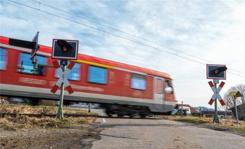 Eine Regionalbahn fährt über einen unbeschrankten Bahnübergang. Foto dpa