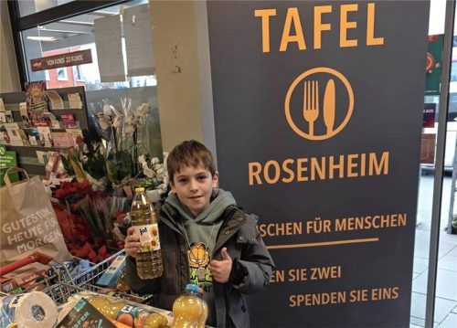 Eine selbstverständliche Hilfsbereitschaft, die die Mitarbeiter der Rosenheimer Tafel freut: Samuel Sotera bei der Tafel-Aktion im Nahkauf Happing.Foto  Diakonie Rosenheim