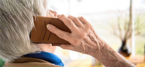 Eine Seniorin telefoniert mit ihrem Smartphone. Foto dpa