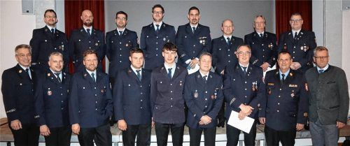 Eine stattliche Zahl an Feuerwehrlern konnte man in diesem Jahr wieder ehren und Danke sagen. Foto Stache