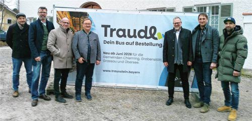 Eine Verbesserung des Mobilitätsangebots erhoffen sich die Bürgermeister Gerhard Wirnshofer (Grabenstätt/Vierter von links), Stefan Reichelt (Chieming/Dritter von links), Herbert Strauch (Übersee/Zweiter von rechts) und Stefan Kattari (Grassau/Zweiter von links) sowie der Traunsteiner Landrat Andreas Danzer (Dritter von rechts) mit dem Rufbus Traudl, der ab 1. Juni in den vier Gemeinden 215 Haltestellen anfahren wird. Auch auf dem Foto sind die Geschäftsführer der Betreiberfirma omobi GmbH Robert Schotten (rechts) und Clemens Deyerling (links). Foto Müller