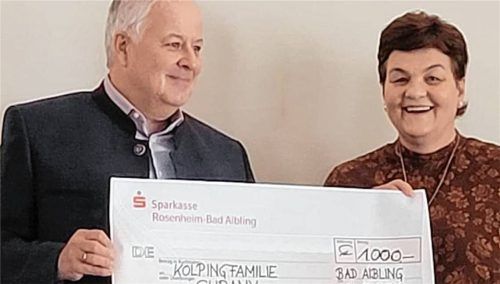 Einen Scheck  übergab Kurt Kehl an Alzbeta Danielová, Vorsitzende der Kolpingsfamilie Surany. Foto re