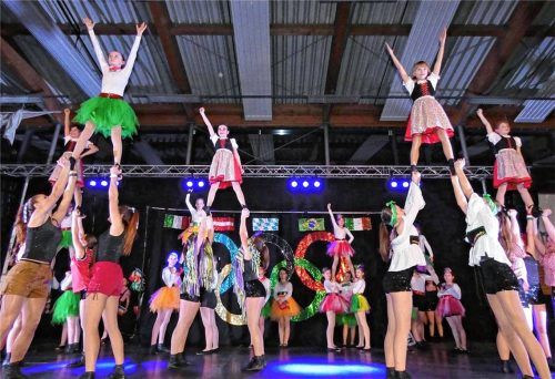 Einen umjubelten Auftritt feierte die rund 50-köpfige Grabenstätter Kinder- und Jugendgarde (Bild) vor heimischer Kulisse beim Kinder- und Jugendtanzfestival in Grabenstätt. Bei ihrem mitreißenden Programm „Olympia in Grabenstätt“ blieben in der Turn- und Mehrzweckhalle keine Wünsche offen. Auch die neun jungen Gastgarden und -tanzgruppen wussten vollends zu überzeugen. Zu Recht duften sie sich alle im Jubel und Applaus sonnen. Für den spektakulären Abschluss sorgten dann die erwachsenen Showtänzer aus Chieming und Grabenstätt. Foto Müller