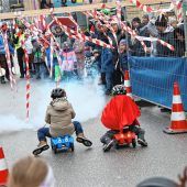 Rennsport-Stars mit Bobby-Cars