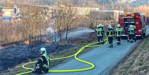Einsatz beim Böschungsbrand am Gewerbegebiet Kaiserreich.
