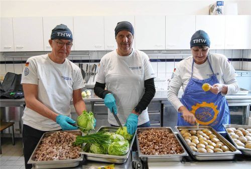 Einsatz in der Küche: (von links) Stephan Dittmar, Karl Heinz Tautz und Marion Bachen kochen für die Einsatzkräfte des THW Rosenheim. Foto THW Rosenheim